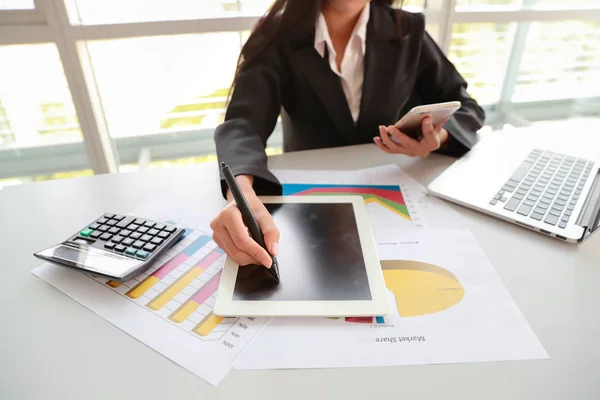 Geschäftsfrau arbeitet an Tablet mit Computer und Handy — Stockfoto