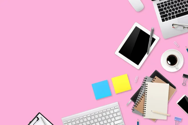 Flat lay of top view werkruimte kantoor roze bureau met laptop computer, koffiebeker en smartphone met behulp van voor zakelijke achtergrond — Stockfoto