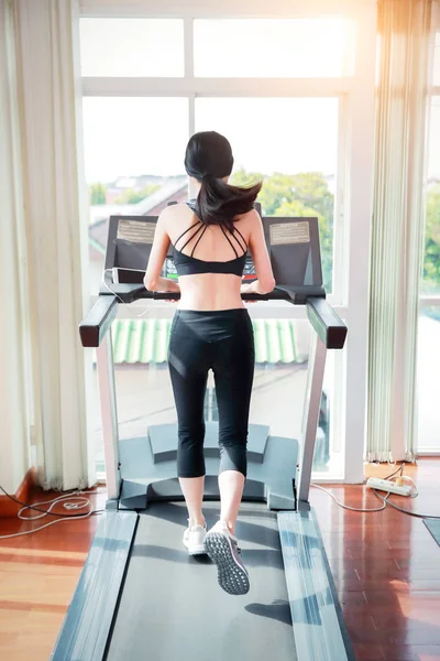 Mladá zdravá sportovní žena běžící na cviku v tělocvičně (koncepce cvičení) — Stock fotografie