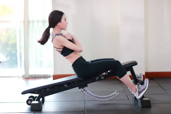 Mulher fitness sentar-se e treino no ginásio — Fotografia de Stock