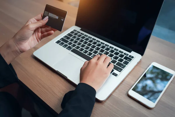 Manos de mujer de negocios utilizando ordenador portátil y tarjeta de crédito — Foto de Stock