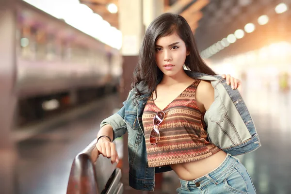 Young traveler woman with jacket jean waiting for train — Stock Photo, Image