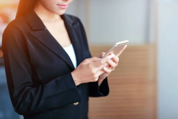 Ręce businesswoman za pomocą inteligentnego telefonu — Zdjęcie stockowe