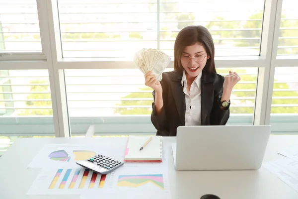 Geschäftsfrau zeigt Firmenzusammenfassung und Grafik mit Geld auf Händen — Stockfoto