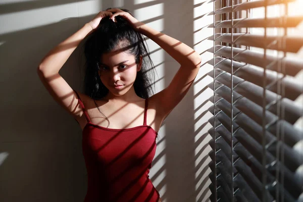 Portrait de femme belle et sexy avec lumière de fenêtre (effet filtre foncé ) — Photo