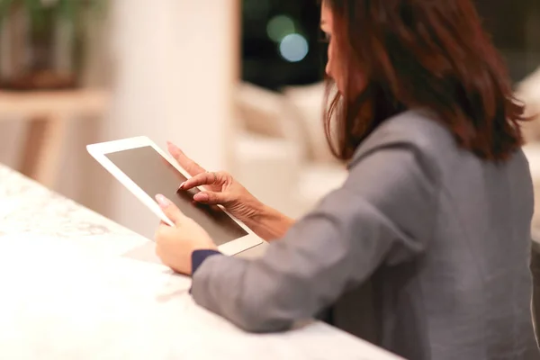 Vacker affärskvinna porträtt med hjälp av Tablet (denna bild för affärs-och teknik bakgrund koncept) — Stockfoto