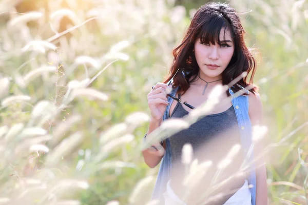 幸せな時間を持つ若くてかわいい女の子と自然の中でアムン草原をエノイ — ストック写真