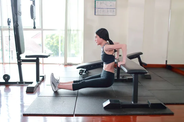 Портрет молодої здорової і спортивної жінки вправи в спортзалі — стокове фото