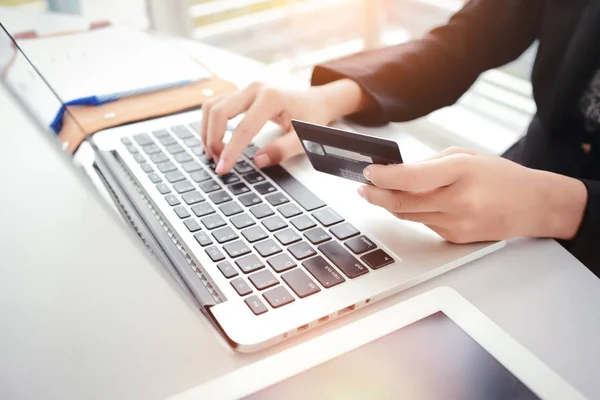 Compras y pago en línea mediante el uso de ordenador portátil y tableta con tarjeta de crédito — Foto de Stock