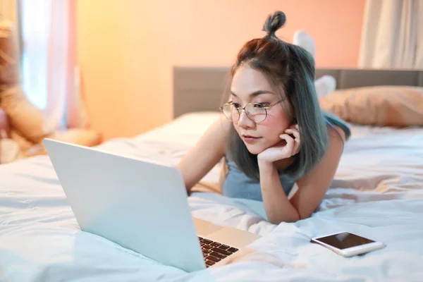 Hermosa y sexy mujer usando ordenador portátil antes de ir a dormir —  Fotos de Stock