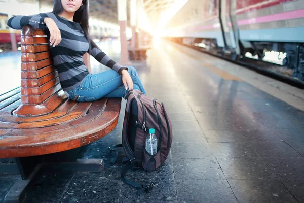 Jovem viajante mulher sentado e esperando por trem — Fotografia de Stock