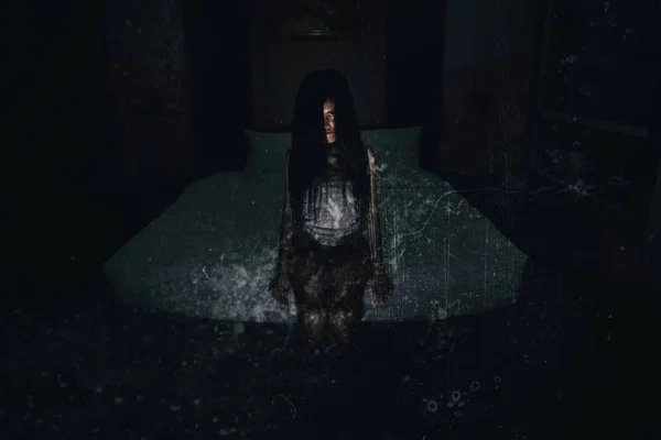 Žena duchů v strašidelném hotelu s tmavým filtrem — Stock fotografie