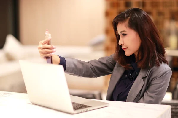 Travail et charmante femme avec des lunettes portrait elle-même avec téléphone portable — Photo