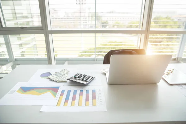 Arbeitstisch mit Laptop, Bürobedarf, Handy mit Sonnenlicht — Stockfoto