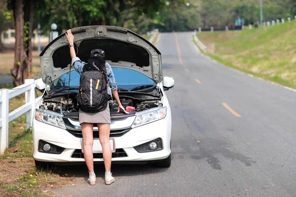 Jovem asiático viajante mulheres com mochila tem carro quebrado e esperando por ajuda — Fotografia de Stock