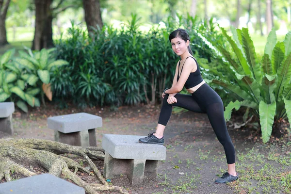 Giovane donna sana e sportiva fare yoga stretching all'aperto — Foto Stock