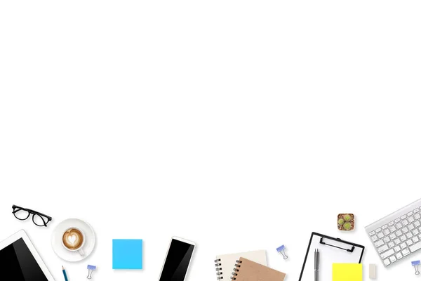 Vista superior de negócios de espaço de trabalho mesa branca com computador portátil, material de escritório e xícara de café usando para fundo — Fotografia de Stock