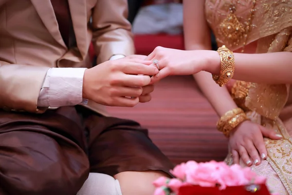 Обручальное кольцо на человеческой руке (тайская культура ) — стоковое фото