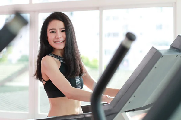 Genç sağlıklı spor kadın çalışan veya spor salonunda egzersiz makinesi üzerinde yürüyüş (egzersiz kavramı) — Stok fotoğraf