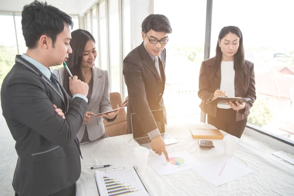 Affärsmän möte och diskutera med graf och diagram och visar framgångsrikt resultat med hjälp av som bakgrund (begreppet framgångsrik och prestation) — Stockfoto