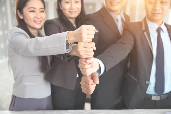 Porträtt affärsfolk stapling hand tillsammans med som bakgrund (begreppet teamwork och partnerskap) — Stockfoto