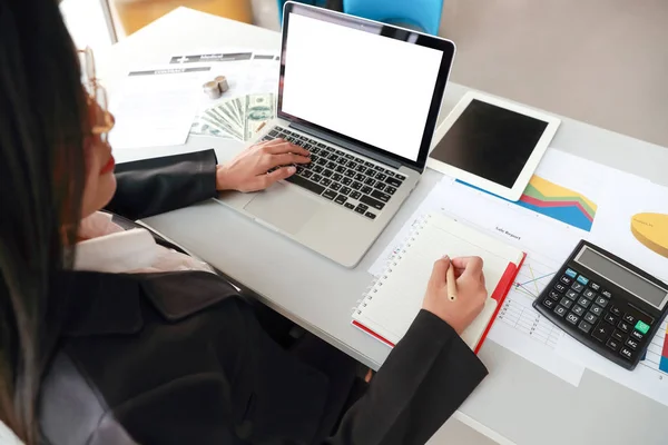 Geschäftsfrau nutzt Computer, Tablet und arbeitet mit Kurzbericht der Firma — Stockfoto