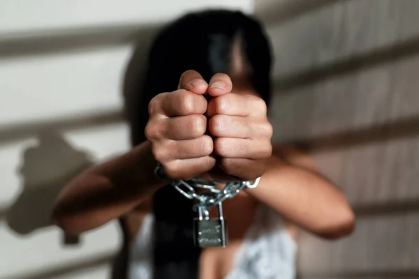 Violenza sessuale e la donna imprigionata in carcere con catena in attesa di aiuto (questa immagine per la ragazza vittima e concetto di violenza ) — Foto Stock