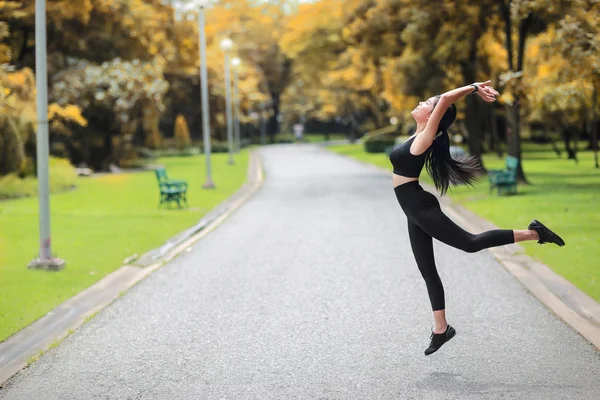 Genç sağlıklı ve sportif kadın açık havada uzanan yoga yapmak — Stok fotoğraf