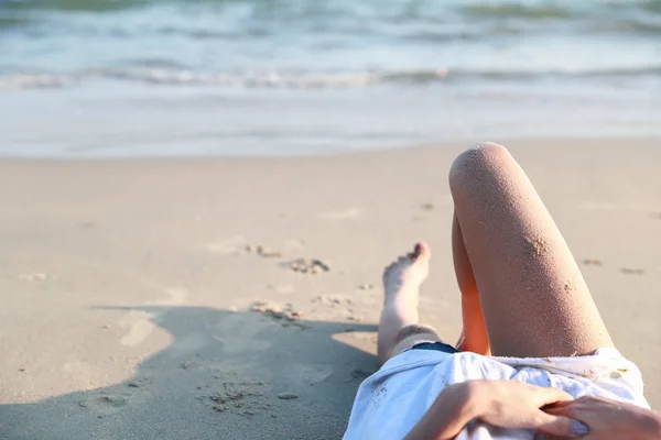 Pernas de mulher na praia — Fotografia de Stock