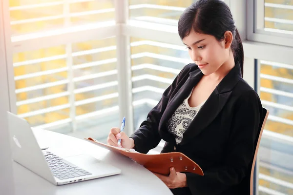 Pisanie businesswoman na notebooku z laptopem — Zdjęcie stockowe