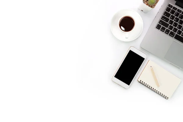 Mesa blanca de tecnología de espacio de trabajo simple con computadora portátil, portátil taza de café y espacio de copia — Foto de Stock