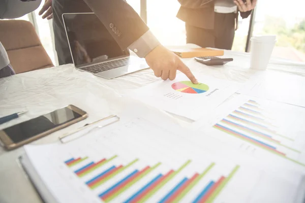 Geschäftsleute treffen sich und diskutieren mit Grafik und Grafik und zeigen erfolgreiches Ergebnis als Hintergrund (Konzept von Erfolg und Erfolg) — Stockfoto