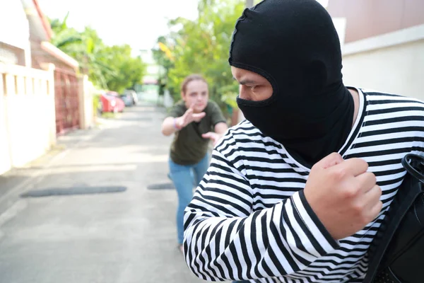 Dieb stiehlt Frau Geld und läuft auf Straße) — Stockfoto