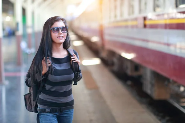 Jovem viajante mulher com mochila à espera de trem — Fotografia de Stock