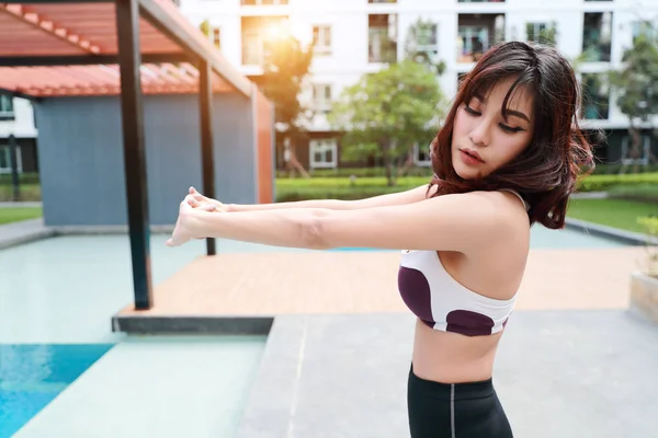 Ung frisk och sportig kvinna gör yoga stretching utomhus (denna bild för träning och träning koncept) — Stockfoto
