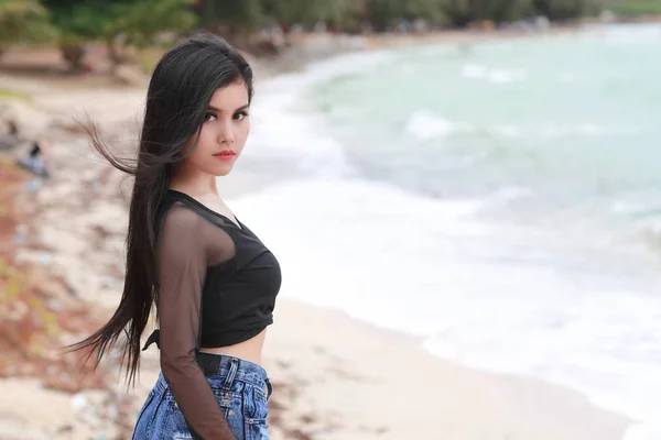 아름답고 섹시한 여자의 초상화해변에서 휴가를 즐길 수 — 스톡 사진