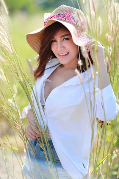 Portrait of beautiful woman in nature outdoors with smiling — Stock Photo, Image