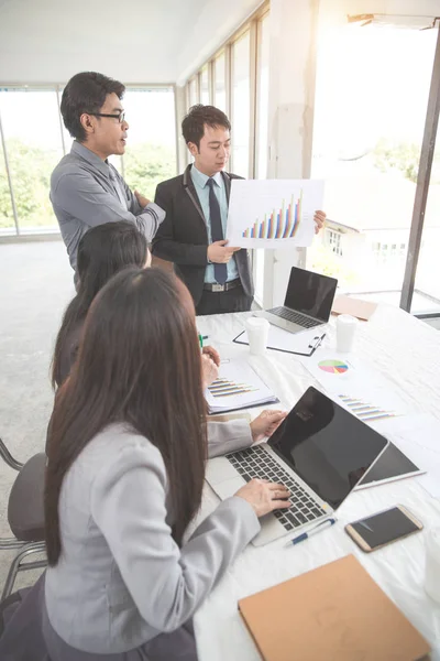 Affärsmän möte och diskutera med graf och diagram och visar framgångsrikt resultat med hjälp av som bakgrund (begreppet framgångsrik och prestation) — Stockfoto