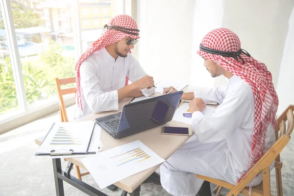 Arab Saudi affärsman underteckna kontrakt med som affärsbakgrund (begreppet teamwork och partnerskap) — Stockfoto