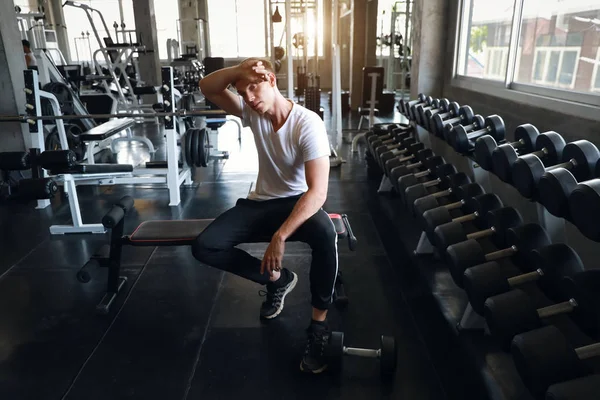 잘 생긴 백인 남자 이다 앉아 서 고 휴식 부터 운동 에 체육관 — 스톡 사진