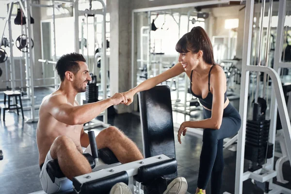 Um grupo de fitness caucasiano homem e mulher se exercitando no ginásio e fazer punho colisão com o rosto sorridente — Fotografia de Stock