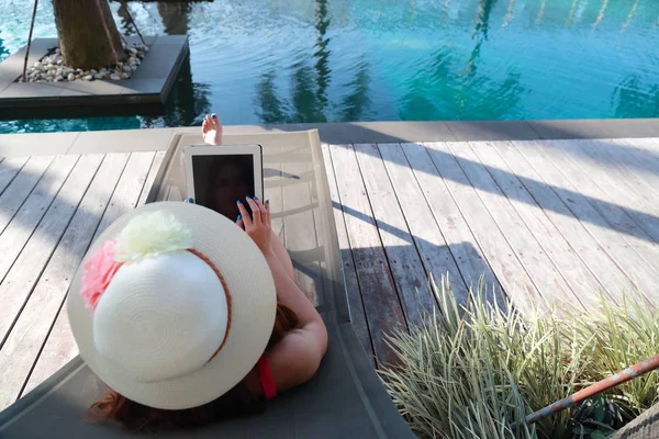 Retrato de mujer hermosa y sexy utilizando tableta cerca de la piscina — Foto de Stock