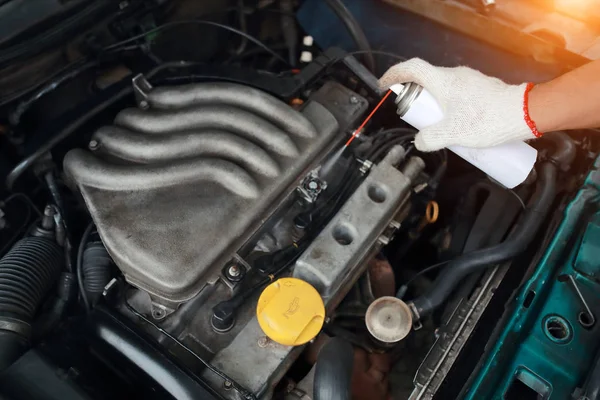 Mani meccaniche riparazione e controllo vecchio motore auto — Foto Stock