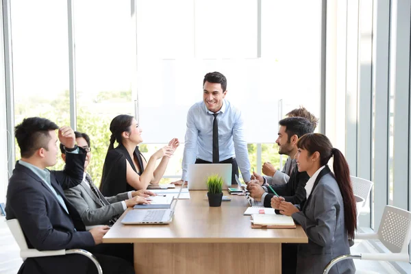 Kaukasiska affärsman visar framgång Business Profit Graph från White Board i möte med Smile och Happy Face — Stockfoto