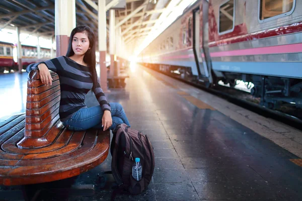 Jovem viajante mulher sentado e esperando por trem — Fotografia de Stock