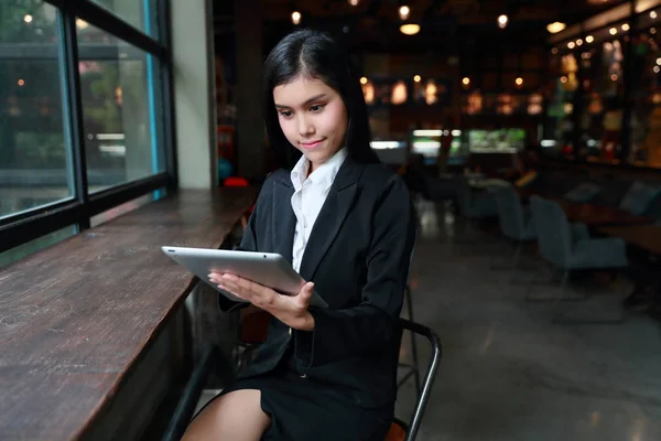 Biznesmen za pomocą laptopa komputer na stole w kawiarni — Zdjęcie stockowe