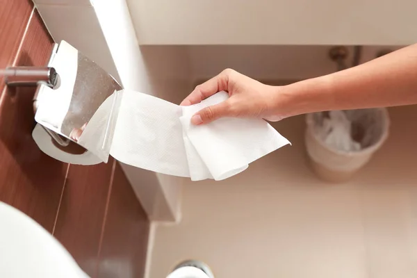 Belle femme main en utilisant et tenant du papier toilette — Photo