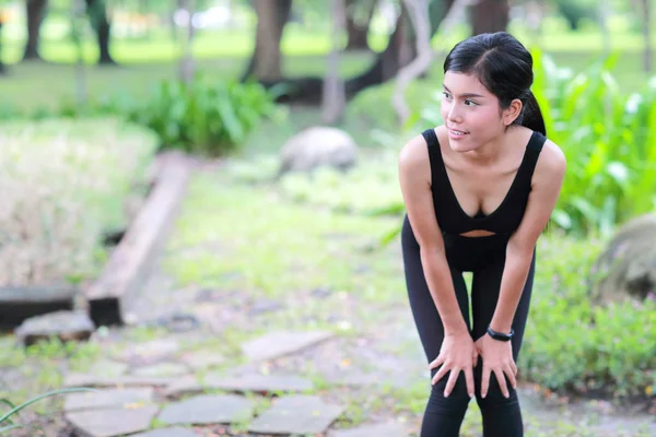 Jeune femme saine et sportive faire du yoga étirement extérieur — Photo