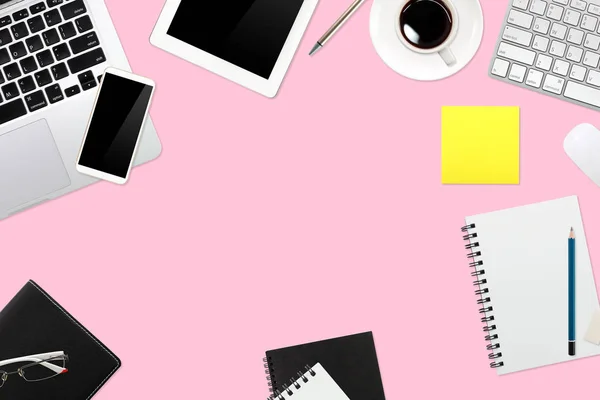 Плоский простий або зверху вид робочого простору офіс рожевий стіл з ноутбуком, чашкою кави та смартфоном, що використовується для бізнес-фону — стокове фото