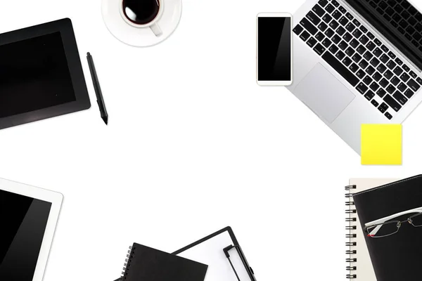 Płaski stół roboczy lay z laptopem, materiałami biurowym, filiżanką kawy, telefonem komórkowym, tabletem i filiżanką kawy na białym tle — Zdjęcie stockowe